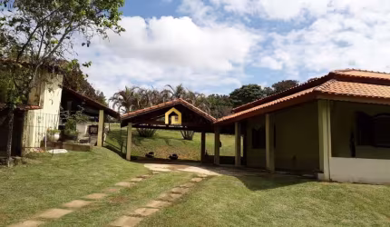 Chácara em Salto de Pirapora. Com construção de casa com 2 suítes.