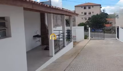 Casa geminada localizada no bairro Jardim Maria Lucia-Votorantim/SP