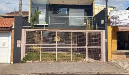 Casa  sobrado, excelente e adaptada para comércio, podendo considerar 07 salas.