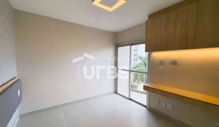 Apartamento completamente reformado e com armários e 2 vagas de garagem no setor oeste