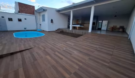 Casa/àrea de Lazer com Piscina  e Terreno.