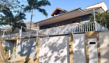 Casa triplex à venda com 5 quartos, 1.400 m² por R$7.900.000 na Barra da Tijuca - Rio de Janeiro / RJ.