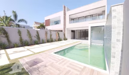 Casa triplex à venda com 4 suítes, 360 m² por R$3.890.000 na Barra da Tijuca - Rio de Janeiro / RJ