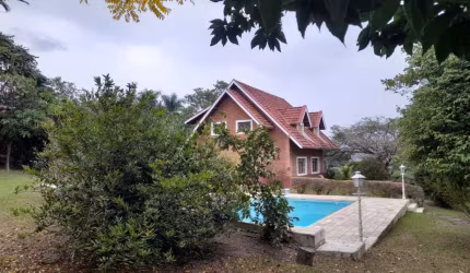 CASA ESTILO SUÍÇO BAIRRO NOBRE DE SERRA NEGRA SP.