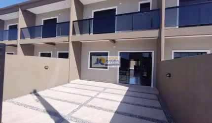 Sobrado novo na quadra do mar