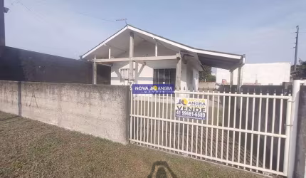 Residência em alvenaria com amplo espaço de terreno