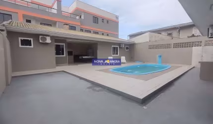 Residencia com piscina - acomodação 20 pessoas - proximado mar