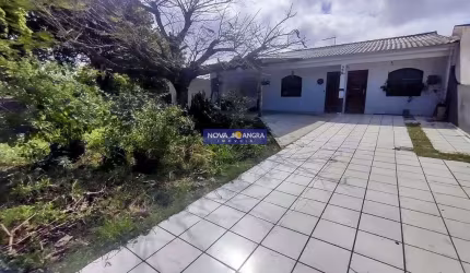 Residência com 03 dormitórios sendo 01 suíte  e amplo espaço de terreno