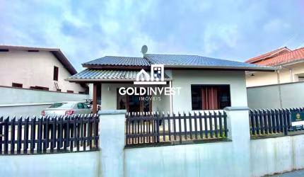 Casa solta com 3 dormitórios sendo 1 suíte com galpão atrás para fins comercias no Limoeiro.