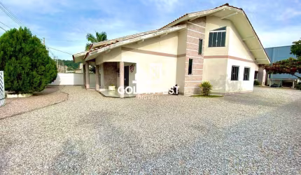 Casa no Bairro Rio Branco com 155 m², possui 3 quartos sendo 1 suíte com banheira, 2 vagas de garagem, área de festas, amplo espaço de terreno.