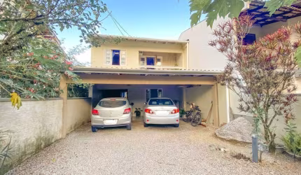 Casa com 4 quartos e piscina no bairro Guarani
