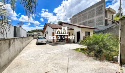 Casa com amplo terreno e 3 Quartos no Loteamento Lagoa Dourada bairro Souza Cruz