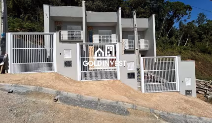 Sobrado com passagem lateral no Rio Branco com entrada parcelada até março 2025