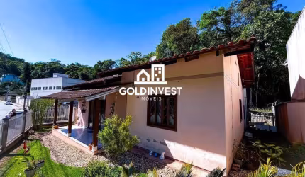 Casa com Amplo Terreno á venda no bairro Azambuja