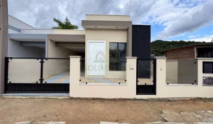 Casa baixa com 3 quartos, sendo 1 suíte, localizada no bairro Guabiruba Sul a 5 minutos do Centro da Cidade