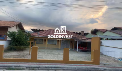 Casa solta no Centro com 3 quartos! Ótimo espaço de terreno.