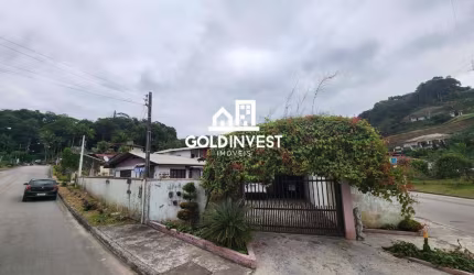 Residência Espaçosa com Área de Festas e Galpão Multifuncional