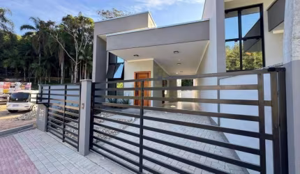 Casa moderna com amplo terreno no bairro Lageado Baixo/Guabiruba