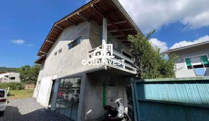 Casa com Salas Comerciais e Amplo Terreno no Bairro Guarani, Brusque, SC