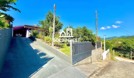 Casa de 140 m² com 4 quartos sendo 1 suíte no Bairro Aguas Claras com 2 vagas cobertas e churrasqueira.