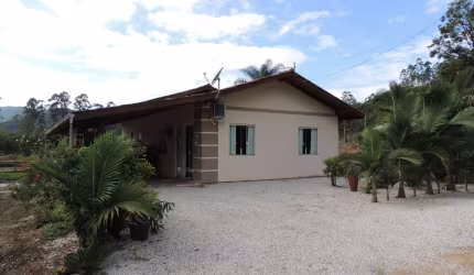 Casa solta com 3 quartos ( 1 Suíte)