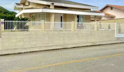 Casa de Alto Padrão semi mobiliada com 205 m² no Bairro Souza Cruz, Loteamento Bruschal com 3 quartos sendo 1 suíte, garagem para 2 carros com piscina