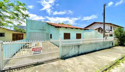 Terreno no Bairro Pereque em Porto Belo com 300 m² e casa com 3 quartos, área de festas vaga para 2 carros