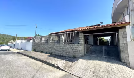 Casa no Bairro Planalto com 3 quartos sendo 2 suítes.
