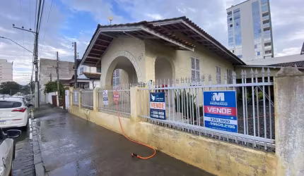 Casa com 3 quartos no bairro santa teresinha