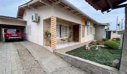 Casa com 3 quartos ( 1 Suíte) centro de Brusque