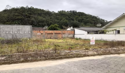Terreno com 360 m² no Centro de Guabiruba plano e pronto para construir com escritura (pode ser financiado)