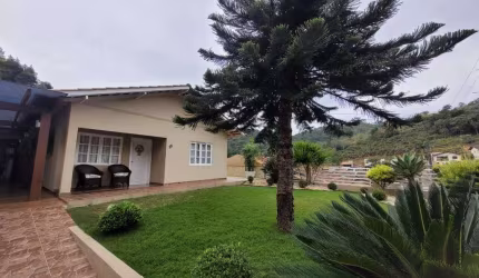 Casa solta com 3 quartos com amplo espaço de terreno
