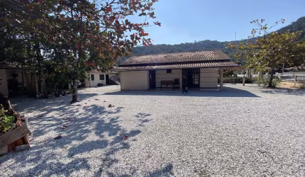 Casa com 3 quartos 135 m² Travessa Lagoa Dourada terreno grande com 804 m² a 10 minutos centro de Brusque