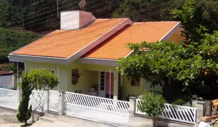 Casa com amplo terreno e 3 quartos no bairro Souza Cruz próximo ao centro