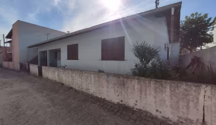 Casa com 3 quartos no Bairro Santa Terezinha, próxima a FIP