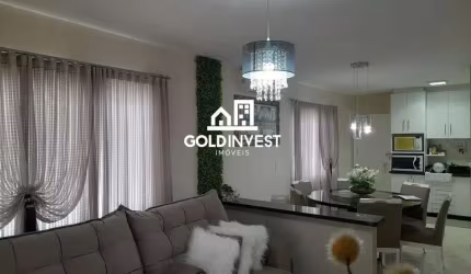 Casa com 2 quartos, sala ampla e excelente localização, próxima de mercados, farmácias, postos de gasolina, banco e academia.