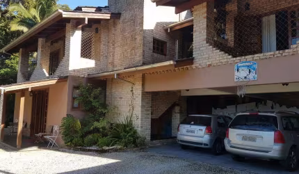 Casa com 4 quartos no centro próximo a Havan