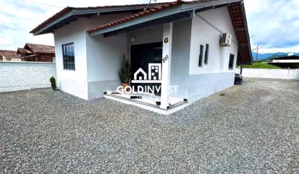 Casa solta 100% mobiliada com 3 quartos localizada no Centro da Guabiruba em terreno de 380 m²