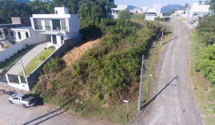Terreno com 430m² no bairro Primeiro de Maio
