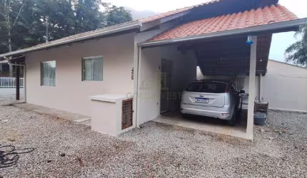 Casa com dois quartos no bairro Azambuja!