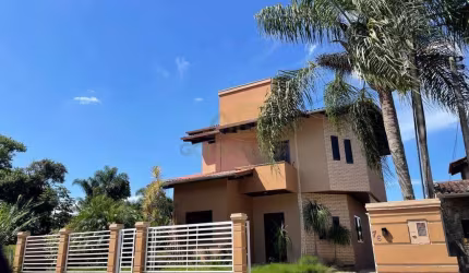 Casa ampla, com 3 suítes, sendo uma delas master com closet, no bairro Jardim Maluche
