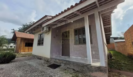 Casa á venda no Bairro São Pedro em Guabiruba com amplo espaço de terreno
