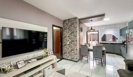 Casa de três quartos com piscina e área de festas e três vagas de garagem, localizada a apenas quinze minutos do coração da cidade.