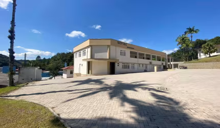 Imóvel comercial com 5 edificações distribuídas em 4.400m² de área construída!