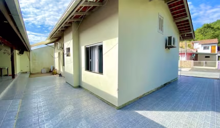 Casa com 3 dormitórios semi mobiliada no bairro Volta Grande-Brusque!!