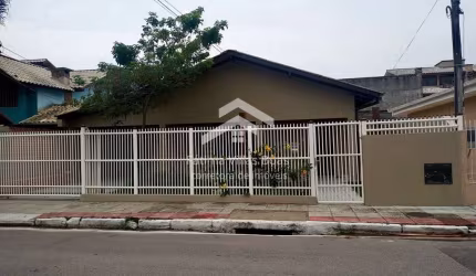 Casa à venda a 300 metros da Praia de Canasvieiras Florianópolis