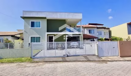 Amplo sobrado à venda no Rio Vermelho Florianópolis