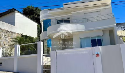 Casa estilo sobrado mobiliada à venda no Estreito Florianópolis