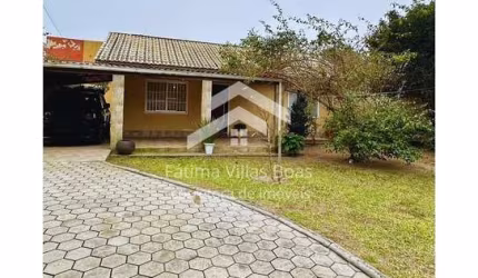 CASA COM AMPLO QUINTAL À VENDA NO RIO VERMELHO FLORIANÓPOLIS