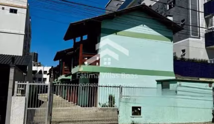 SOBRADO DUPLEX GEMINADO MOBILIADO À VENDA EM PEQUENO CONDOMÍNIO A 100 METROS DA PRAIA DOS INGLESES NA REGIÃO DAS GAIVOTAS EM FLORIANÓPOLIS